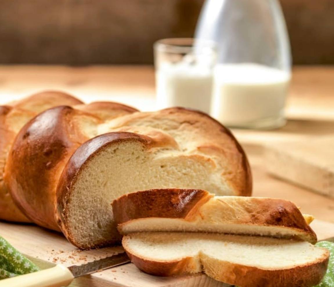 Mesa de panes recién horneados